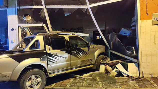 İzmir'de kontrolden çıkan pikap iş yerinin deposuna girdi