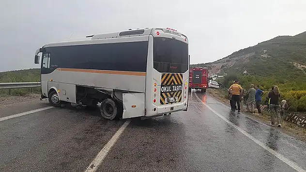İzmir'de otomobil ile otobüsün çarpıştığı kazada 13 kişi yaralandı