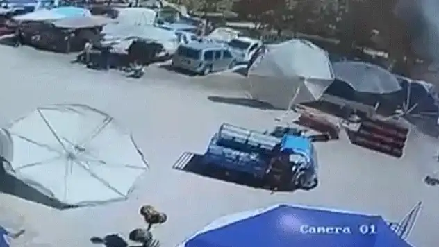 İzmir'de pazar şemsiyesi hamile kadın ve çocuğunun üzerine düştü