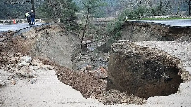 İzmir'de şiddetli yağış nedeniyle Selçuk-Aydın kara yolunda çökme meydana geldi