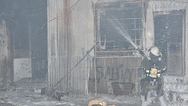 İzmir'de tekstil atölyesinde yangın çevredeki binalarda oturanlar tahliye edildi
