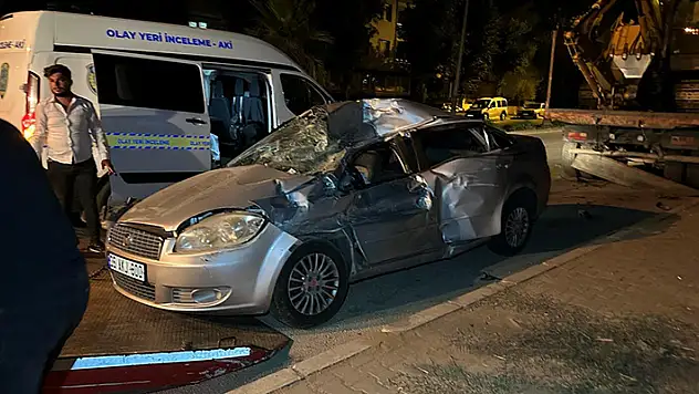 İzmir'de virajlı yolda savrulan otomobil, park halindeki kamyona çarptı: 4 yaralı
