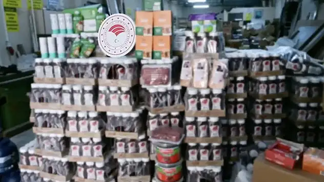 İzmir'de yaklaşık 30 ton tarihi geçmiş gıda ürünü ele geçirildi