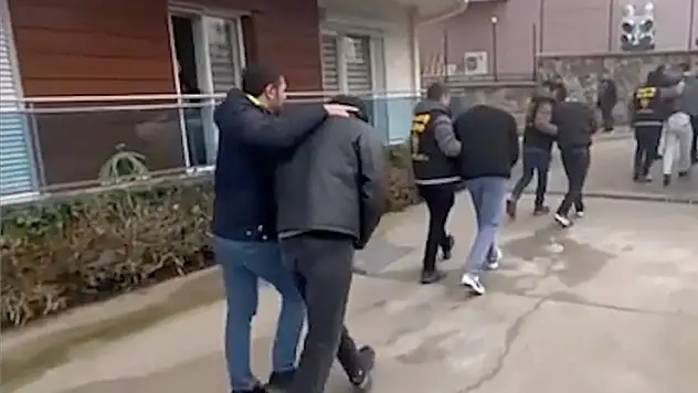 İzmir'de yasa dışı bahiste kullanılan 'finans evleri' deşifre edildi, 49 şüpheli tutuklandı