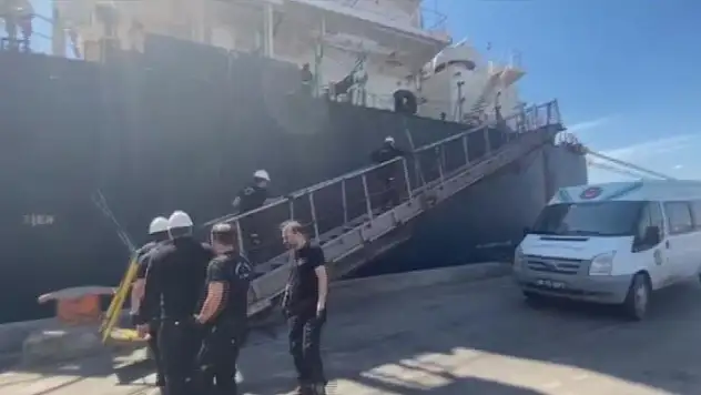 İzmir'de yük gemisine operasyon: 40 ton kaçak akaryakıt ele geçirildi

