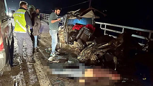 İzmir'deki kazada Tofaş marka otomobil ikiye bölündü: 2 ölü, 3 ağır yaralı
