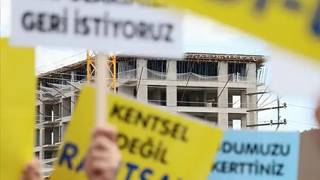 İzmir'deki kentsel dönüşüm hak sahiplerinden Büyükşehir Belediye Başkanı Tugay'a eleştiri