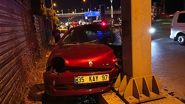 İzmit'te otomobil önce tıra, sonra yön tabelasının direğine çarptı: 4 yaralı
