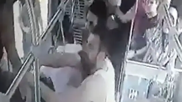 İzmit'te Şok!- Otobüsün önünü kesen 15 kişi, 5 askeri bayıltana kadar dövdü