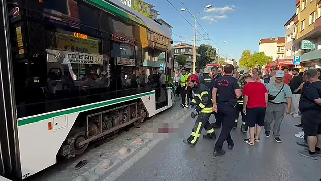 İzmit'te tramvayın çarptığı bir kişi hayatını kaybetti
