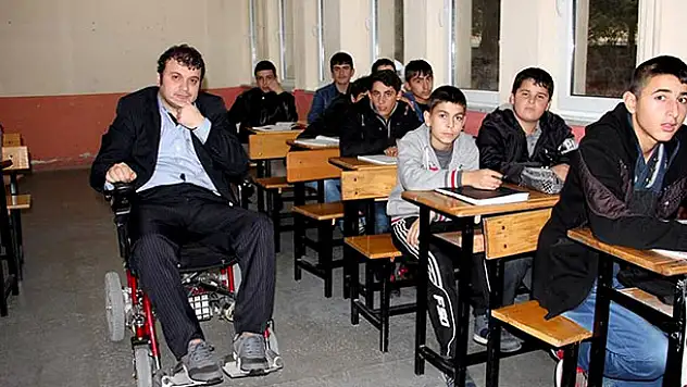 İzzet öğretmen engeline rağmen meslek aşkını kaybetmedi