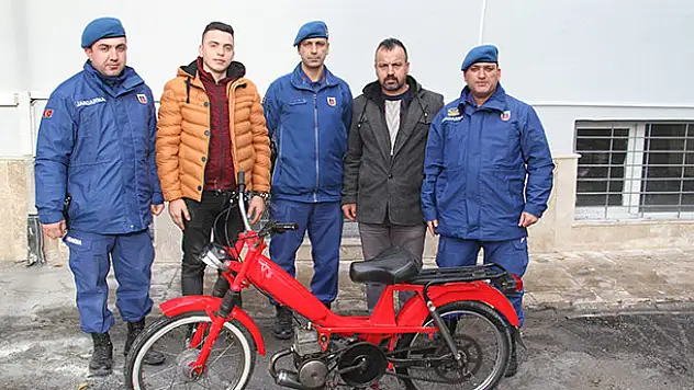 Jandarma çalıntı motosikleti sahibine teslim etti