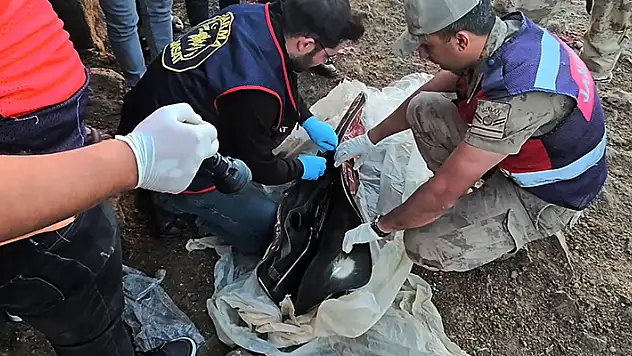 Jandarma duvarların arasında ve samanların altında 8 silah buldu
