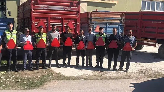 Jandarma ekipleri traktör ve tarım aracı kullanan sürücülere reflektör dağıttı