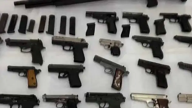 Jandarma elini nereye attıysa silah ve alkol çıktı