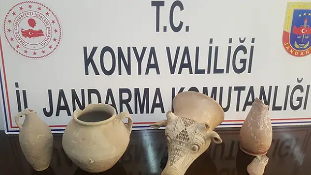 Jandarma ikna etti, 2 bin yıllık tarihi eserleri verdi