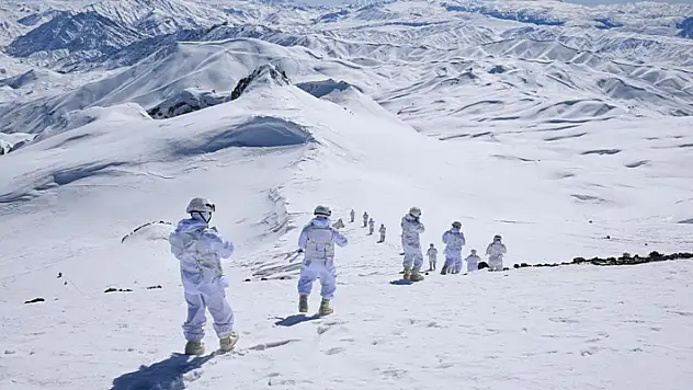 Jandarma karlı dağlarda terörle mücadeleyi sürdürüyor
