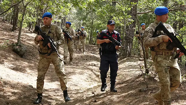 Jandarma komandolar orman yangınlara karşı devriyede
