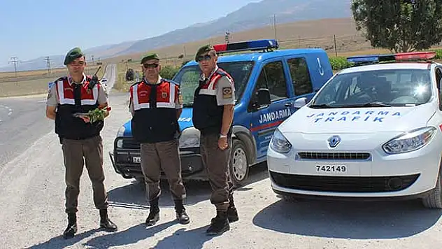 Jandarma trafik ekipleri, sürücüleri gül vererek uyardı