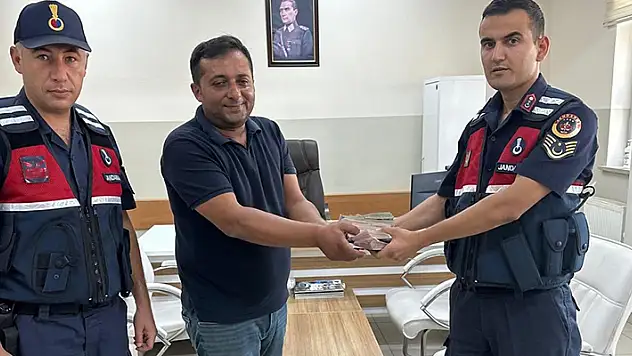 Jandarma vatandaşın yolda bulduğu parayı sahibine teslim etti
