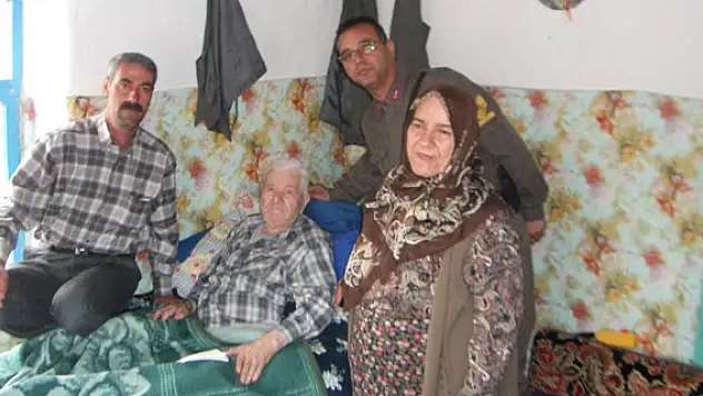 Jandarma yaşlıları ziyaret ediyor