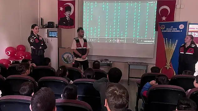Jandarmadan 198 öğrenciye 'siber' eğitim