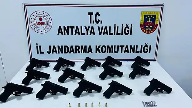 Jandarmadan hareket halindeki otomobile operasyon: 14 ruhsatsız tabanca ele geçirildi
