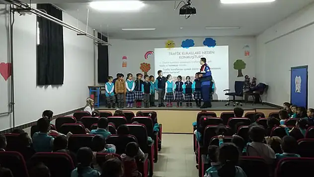 Jandarmadan ilkokul öğrencilere trafik semineri