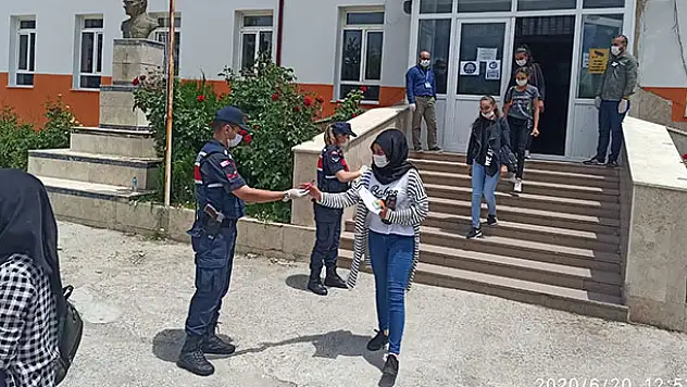 Jandarmadan LGS'ye giren öğrencilere sınav çıkışında ikram