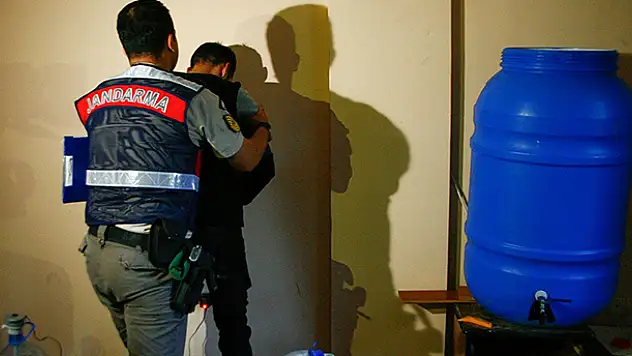 Jandarmadan yurt genelinde sahte-kaçak içki operasyonu