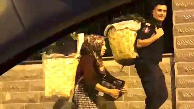 Jandarmalar, yüklerini taşımakta zorlanan kadınlara yardım etti
