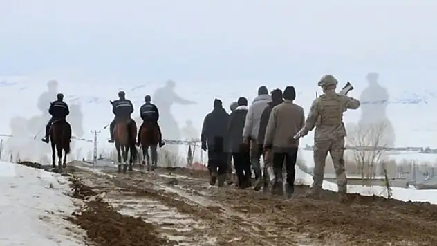 Jandarmanın atlı birliklerinin de katıldığı operasyonda 199 kaçak yakalandı