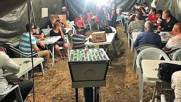 Jandarmayı şaşkına çeviren operasyon: Tarlanın ortasına çadır kurup kumar oynadılar