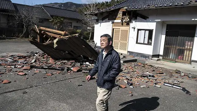 Japonya'da 7.4 büyüklüğünde depremde 3 kişi hayatını kaybetti 