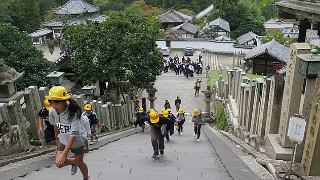 Japonya'daki küçük çocuklar neden sarı şapka takar?