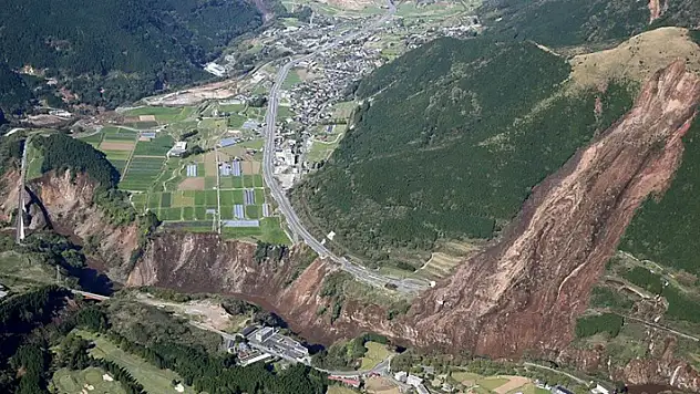 Japonya'da toprak kayması: 3 kişi kayıp
