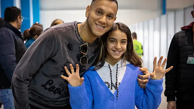 Josef de Souza, 1 kız çocuğu evlat edinecek