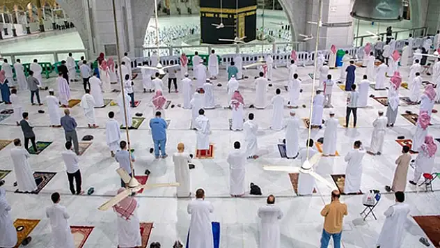 Kabe'de 7 ay sonra cemaatle ilk namaz kılındı