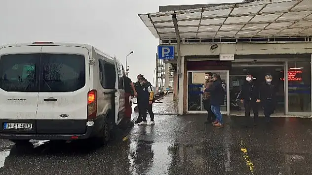 Kabe fotoğrafını yere seren 4 kişi adliyeye sevk edildi