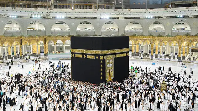 Kabe'nin etrafındaki bariyerler 2,5 yıl sonra kaldırdı
