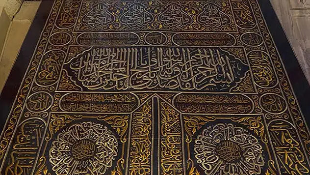 Kabe'nin kapı örtüsü Edirne Eski Cami'de sergileniyor