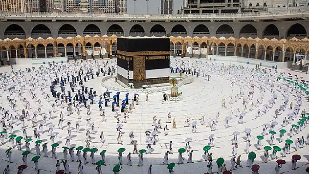 Kabe ve Mescid-i Nebevi'de sosyal mesafe uygulaması geri getirildi
