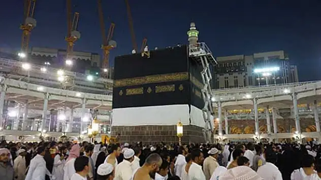 Kabe'ye yeni örtüsü yerleştirildi