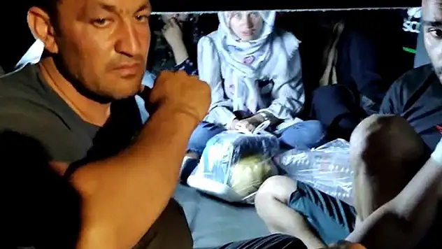 Kaçak göçmenler otobüsün bagajından çıktı
