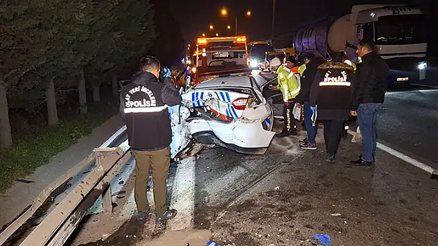 Kaçak göçmenleri taşıyan araç, polis aracına çarptı: 4'ü polis, 18 yaralı

