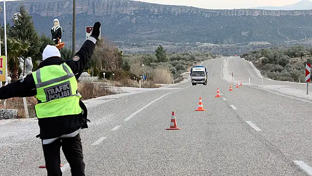 Kaçmak isterken otomobiliyle polise çarptı