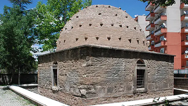 Kaderine terk edilmiş türbe