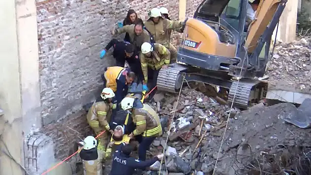 Kadıköy'de binanın yıkımı sırasında çökme meydana geldi
