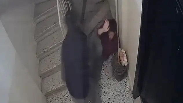 Kadıköy'de ev sahibinin kardeşinden kiracıya 'evden çık' dayağı: O anlar kamerada

