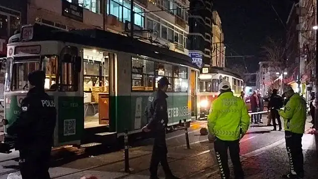 Kadıköy'de feci ölüm: Torununu kurtarmak isterken tramvayın altında kaldı
